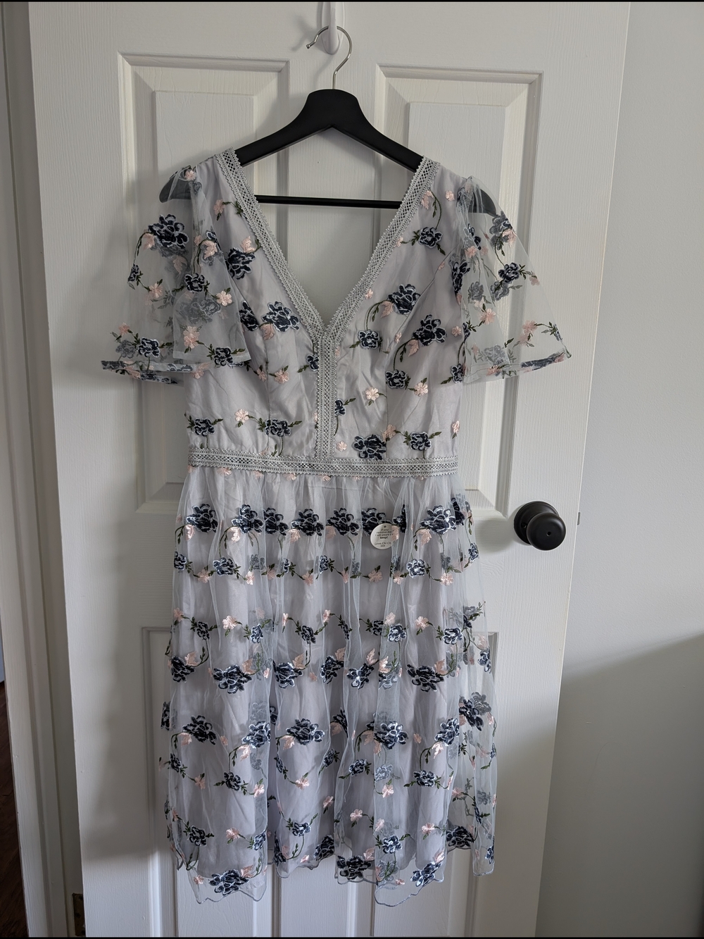 NWT Chi Chi London Women's V-neck Embroidered Floral Midi Lace Dress Size 10